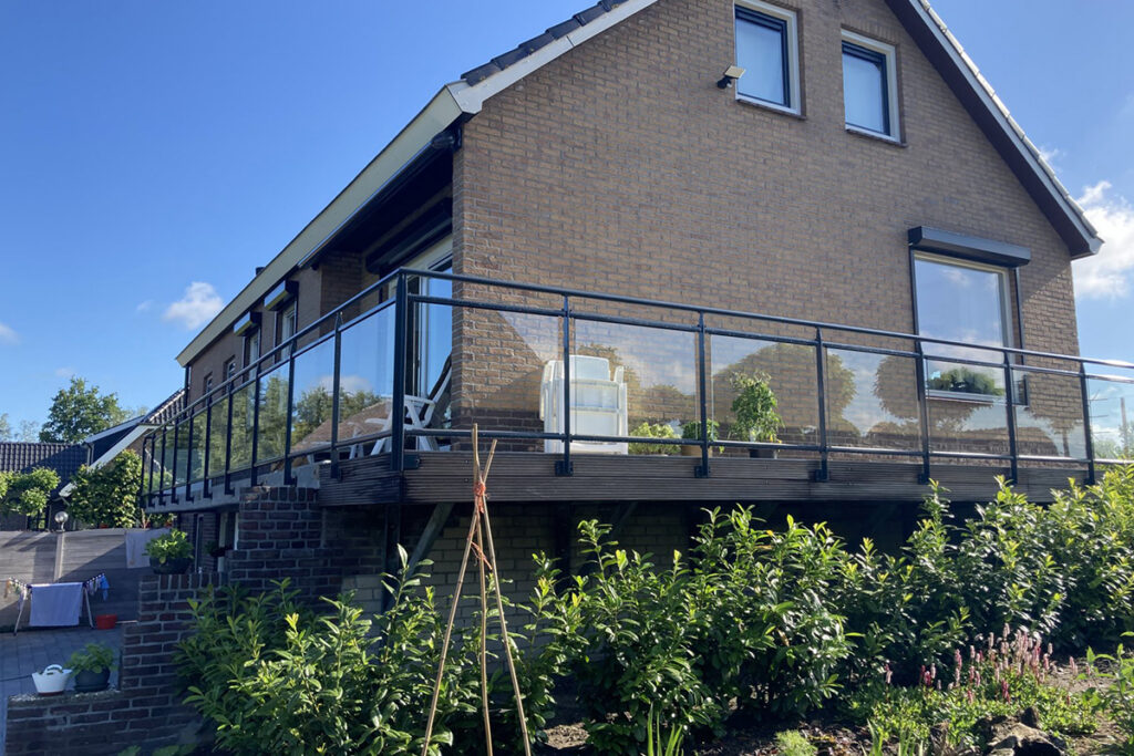 Glazen balustrade langs terras Kamperveen