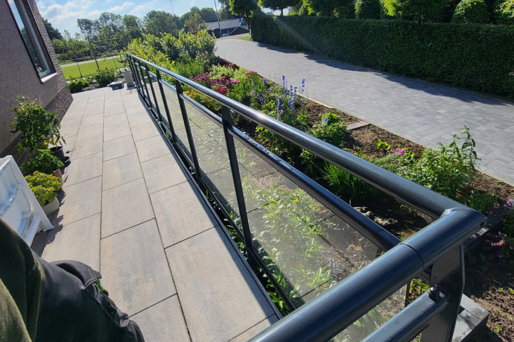 Glazen balustrade langs terras Kamperveen