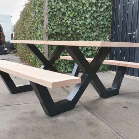 Picknicktafel met stalen onderstel