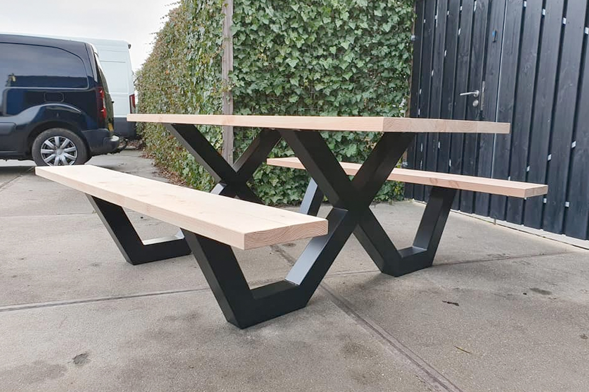 Picknicktafel met stalen onderstel