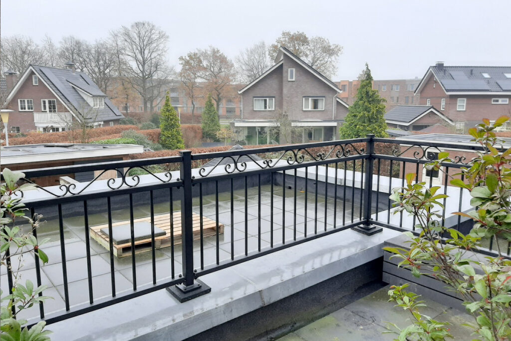 Stalen hekwerk rond dakterras in Zwolle