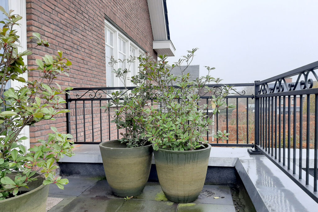 Stalen hekwerk rond dakterras in Zwolle