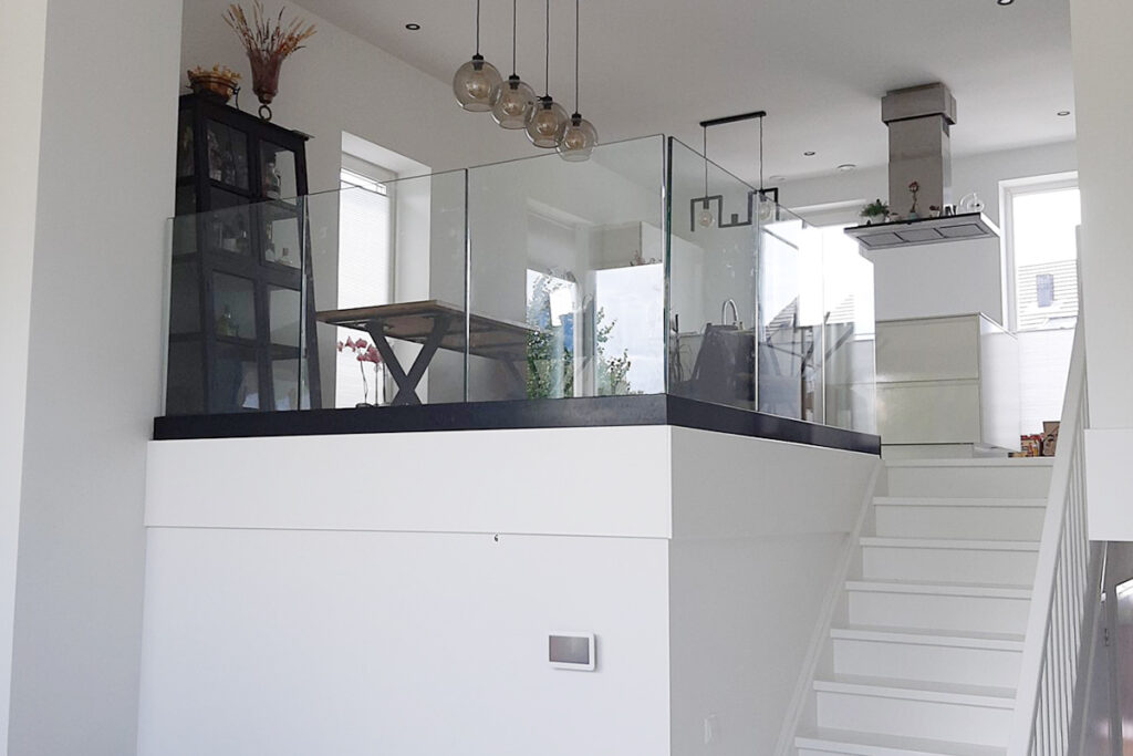 Glazen balustrade voor split level woningen