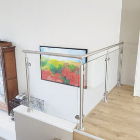 Glazen balustrade voor split level woningen