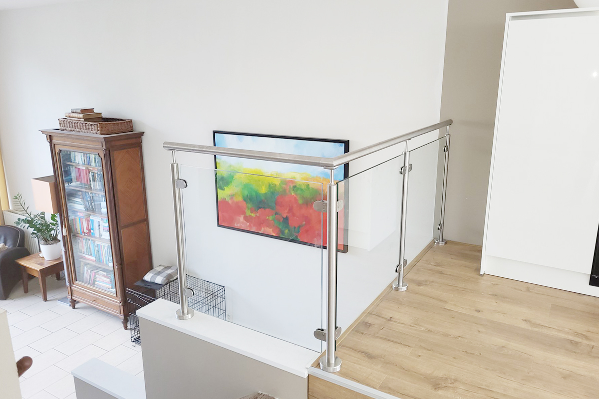 Glazen balustrade voor split level woningen